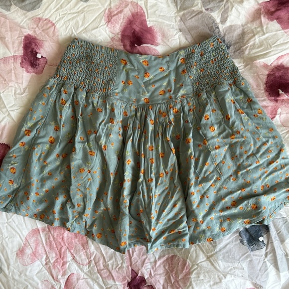 UO Auriella Drop-Waist Floral Mini Skirt / Skort Ruch Stretch Waist W/ Shorts - Picture 7 of 8